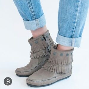 Minnetonka Women's Double Fringe Side Zip Boots in grey suede Sz 9